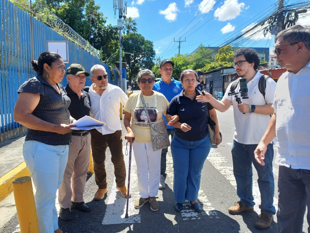 Representantes de la Mesa contra la Impunidad en El Salvador llegaron el martes a la Asamblea Legislativa. / Jessica Guzmán.,image_description: