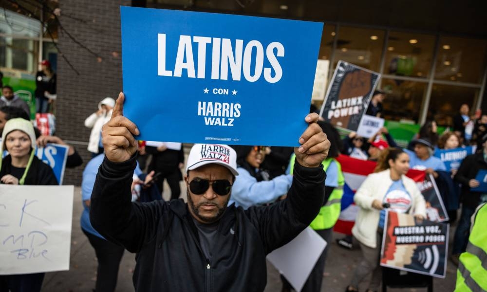 Los partidarios de la vicepresidenta y candidata presidencial demócrata Kamala Harris se manifiestan cerca del PPL Center antes de un mitin de campaña con el expresidente y candidato presidencial republicano Donald Trump en Allentown, Pensilvania, el 29 de octubre de 2024/ Foto AFP.,image_description: