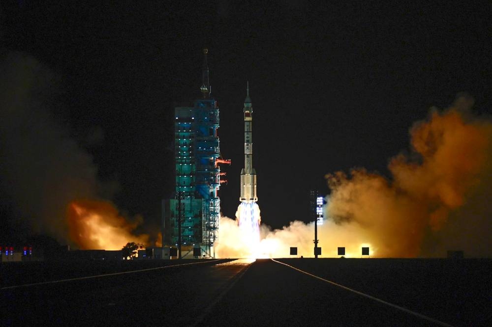 Un largo cohete portador March2F que transporta la nave espacial Shenzhou19 y una tripulación de tres astronautas despega del Centro de Lanzamiento de Satélites de Jiuquan, en el desierto de Gobi, al noroeste de China, este 30 de octubre de 2024. /AFP ,image_description: