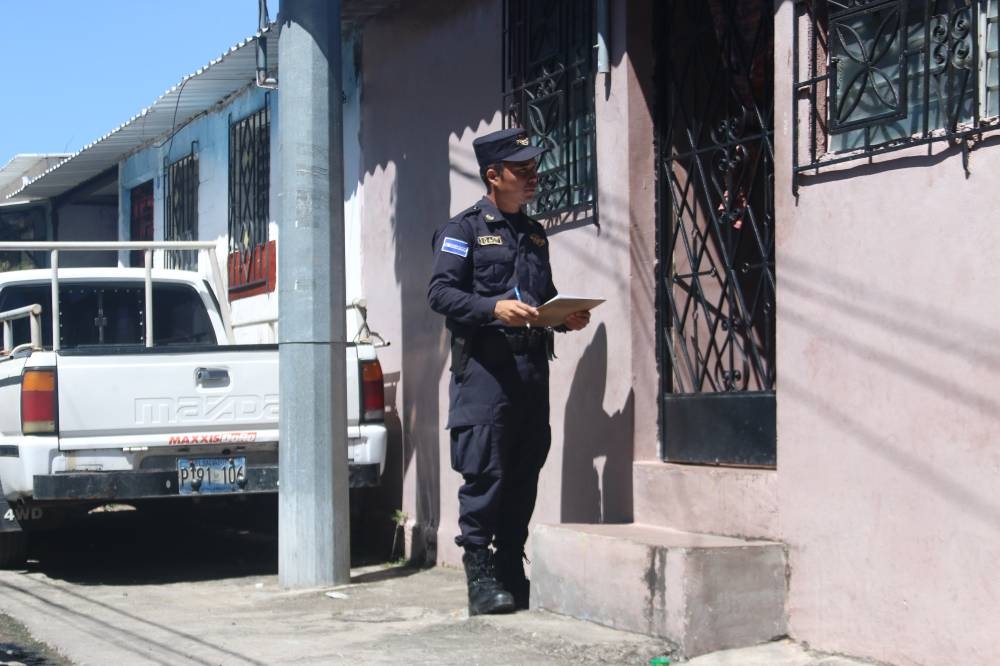 La Policía Nacional Civil levanta un registro casa por casa en la colonia 10 de Octubre en el cerco militar instalado por Bukele desde el lunes. / Lisbeth Ayala. 