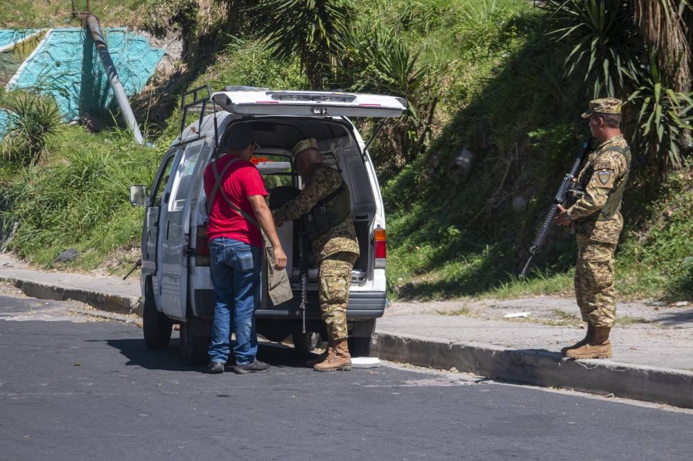 Militares y policías registran a peatones y vehículos que ingresan a la colonia 10 de Octubre. / Lisbeth Ayala. ,image_description: