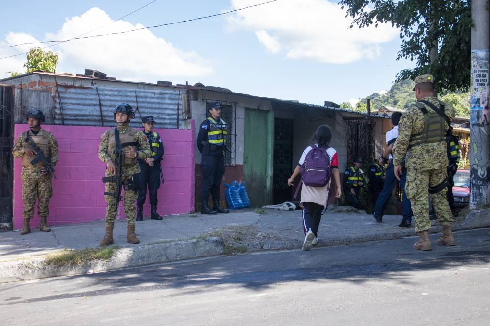 El cerco militar en la colonia 10 de Octubres es el noveno instalado por el gobierno de Bukele. / Lisbeth Ayala. 