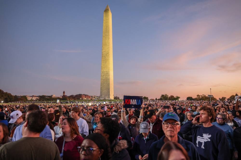 Según el último sondeo del Pew Research Center que toma en cuenta a este electorado, el 57 de los latinos registrados para votar apoya a Harris, mientras que el 39 a Trump. / AFP,image_description: