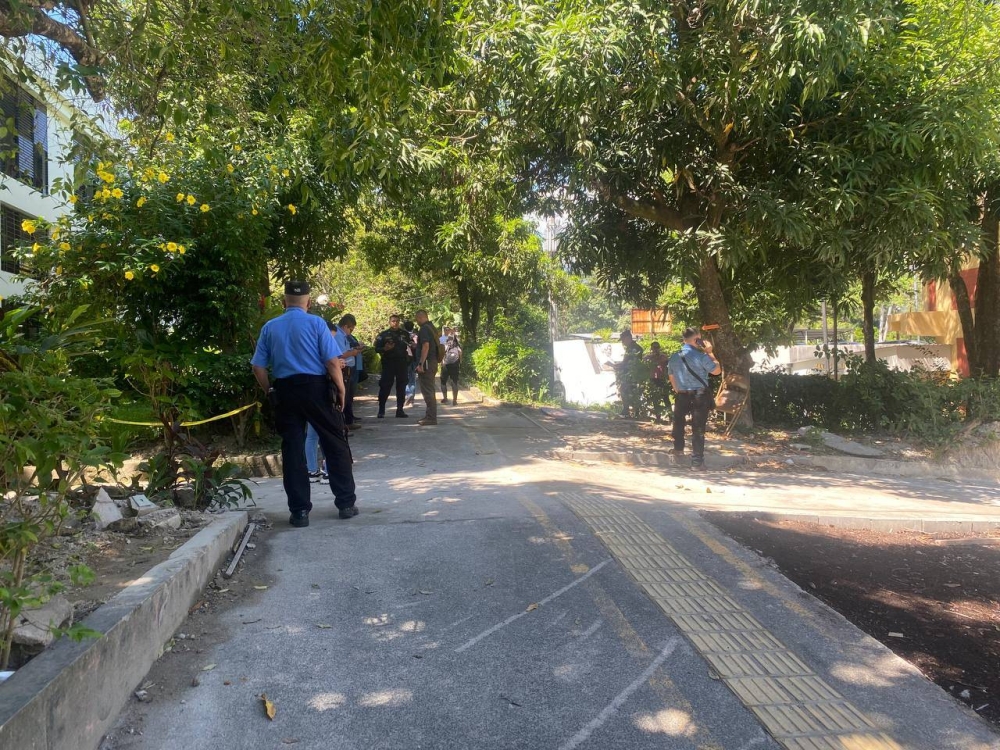 Elementos de la PNC y seguridad de la UES inspeccionaron el lugar donde ocurrió el suceso en la Facultad de Economía. /Lisbeth Ayala.,image_description: