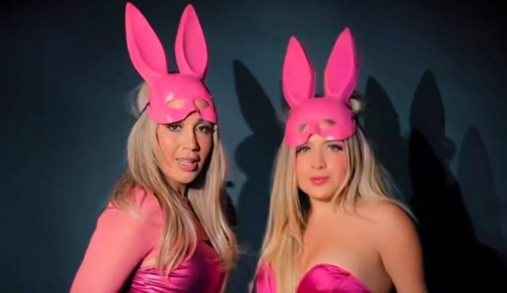 Elena y Julissa Ventura causan furor al estilo de conejitas de PlayBoy.,image_description: