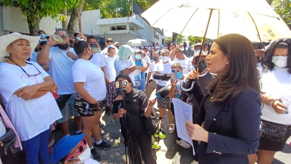 La diputada Claudia Ortiz recibió el escrito de los vendedores del Centro Histórico que piden prórroga para el desalojo. / Jessica Guzmán. ,image_description: