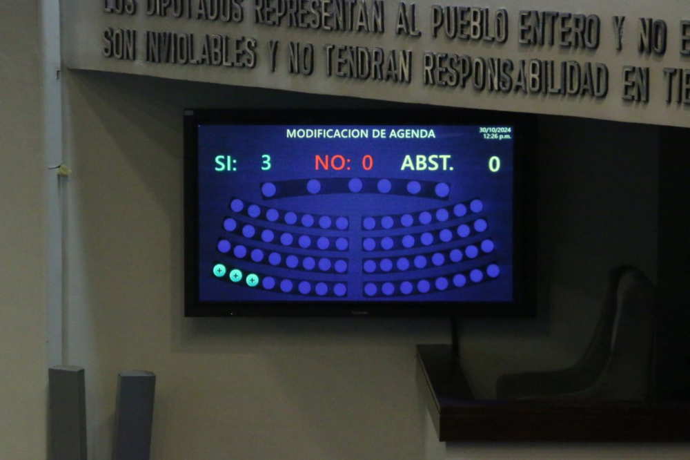 Solo tres votos lograron las peticiones para dar a los vendedores un plazo de dos meses para desalojar del Centro Histórico de San Salvador. / Lisbeth Ayala.,image_description: