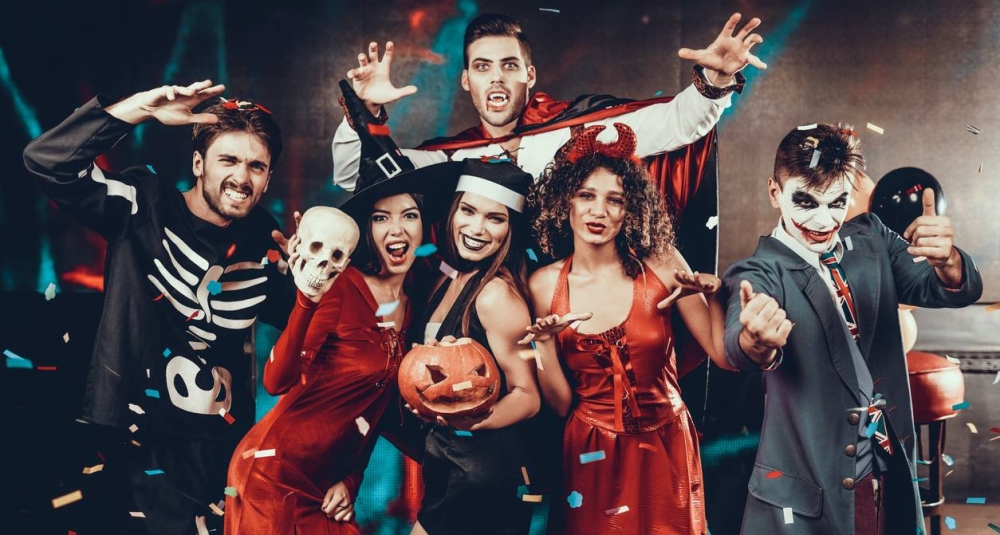 El fin de semana empieza hoy con las fiestas más terroríficas y creativas de la temporada.,image_description:Portrait of Young Smiling People in Scary Costumes