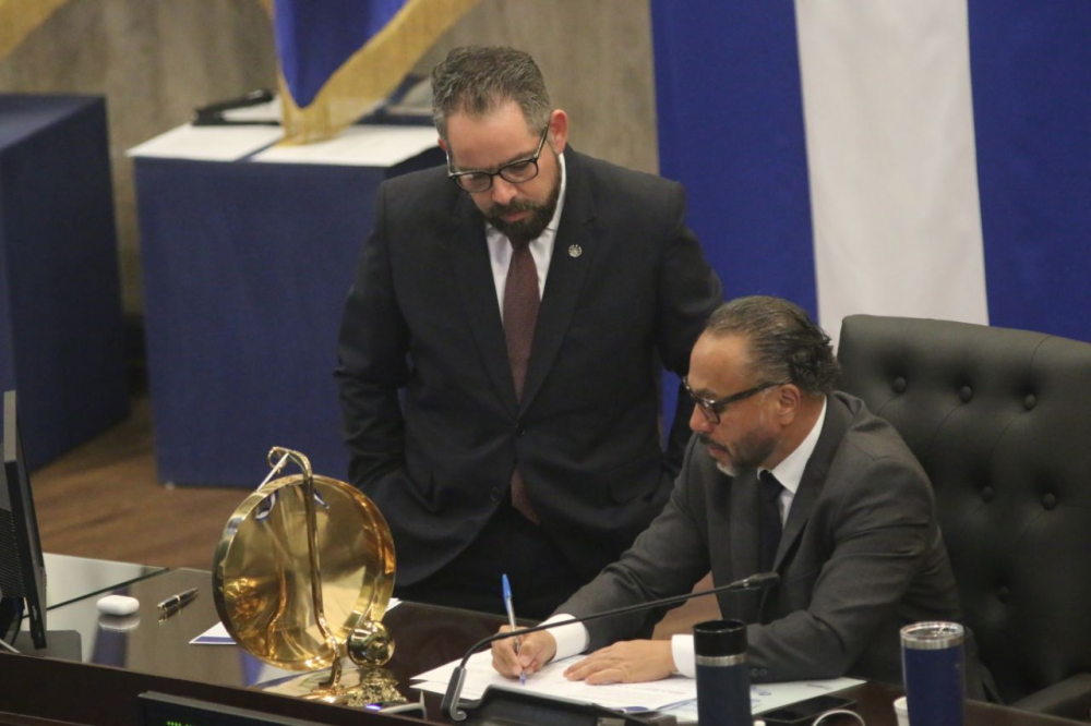 Ernesto Castro, quien preside la junta directiva de la Asamblea Legislativa, junto al gerente de operaciones legislativas de la Asamblea, Franklin Nolasco. / Lisbeth Ayala.,image_description: