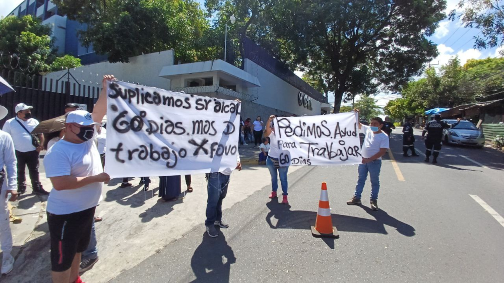 Una comisión de vendedores protesta frente a la Asamblea Legislativa. Vamos le dio iniciativa a un proyecto de disposiciones transitorias para permitir ventas hasta el 31 de diciembre de 2024 en el Centro Histórico de San Salvador. / Jessica Guzmán.,image_description: