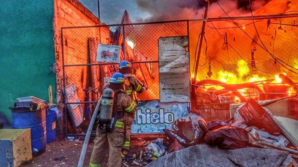 La emergencia fue controlada por Bomberos mediante maniobras estratégicas para evitar que el fuego se propagara a un taller cercano a la recicladora. / Cortesía de Bomberos.,image_description: