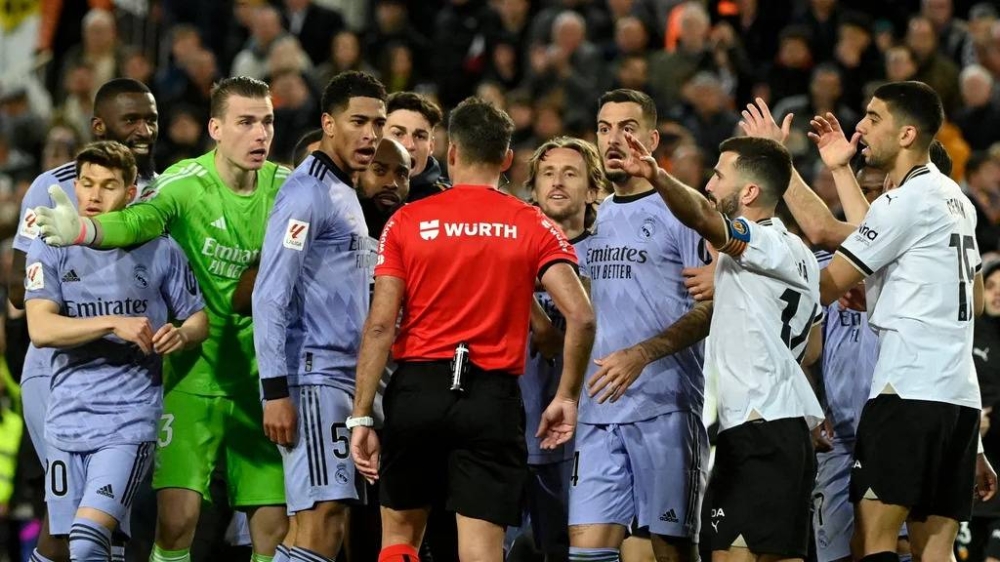 La Federación Española ya había aplazado los partidos que debían disputar el Valencia y el Levante esta semana en Copa del Rey, una competición organizada por la propia RFEF. / Foto de archivo de AFPn,image_description: