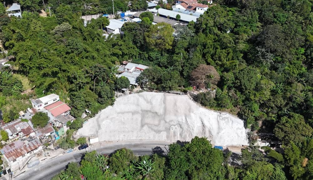 El talud intervenido en el kilómetro 8 es uno de los más grandes con un área de 1,537 metros cuadrados. /Mopt,image_description: