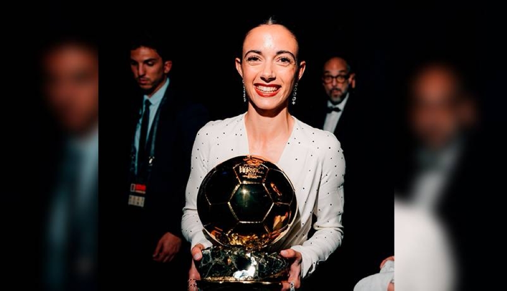 Aitana Bonmatí, jugadora del Baru00e7a Femení, presentará el Balón de Oro que obtuvo el pasado lunes en París a su afición durante el partido de la jornada 14 de la Liga F contra el Eibar, que se disputará en el Estadi Johan Cruyff. /Tomada del usuario AitanaBonmati en X.,image_description: