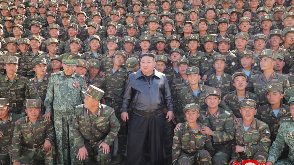 El líder norcoreano Kim Jongun centro reunido con tropas durante una inspección en una base de entrenamiento militar en un lugar no divulgado de Corea del Norte, el 2 de octubre de 2024. / Foto de archivo de AFP,image_description: