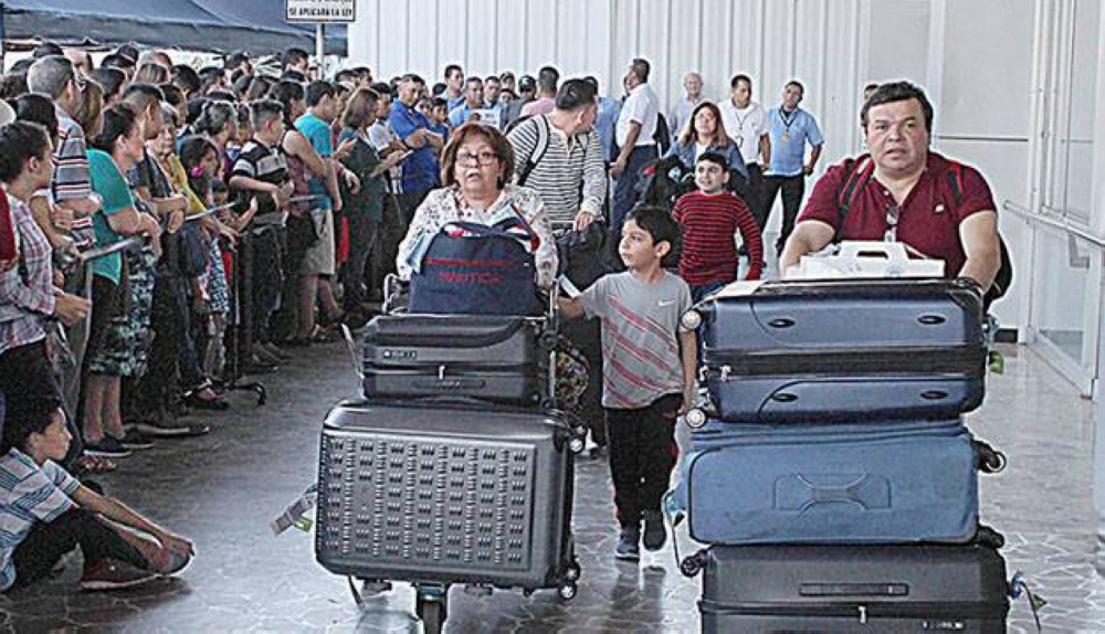 La ley permite una exención a bienes de un valor de hasta 1,000 en época regular y de hasta 1,500 en diciembre y enero. / DEM.,image_description: