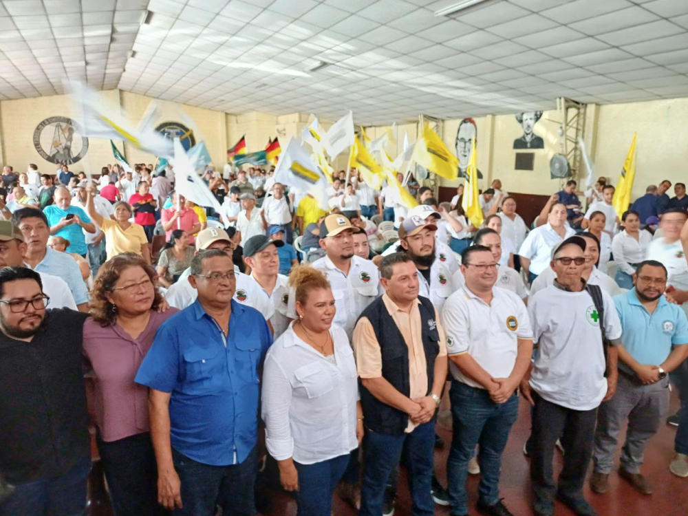 Un conjunto de sindicatos se reúnen con el ministro de Trabajo, Rolando Castro, en el día del sindicalista salvadoreño. / Jessica Guzmán.,image_description: