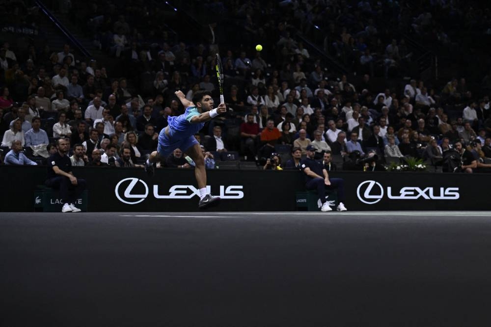 Carlos Alcaraz vuela para responder un ataque de Ugo Humbert, que fue el ganador del partido. / AFP,image_description: