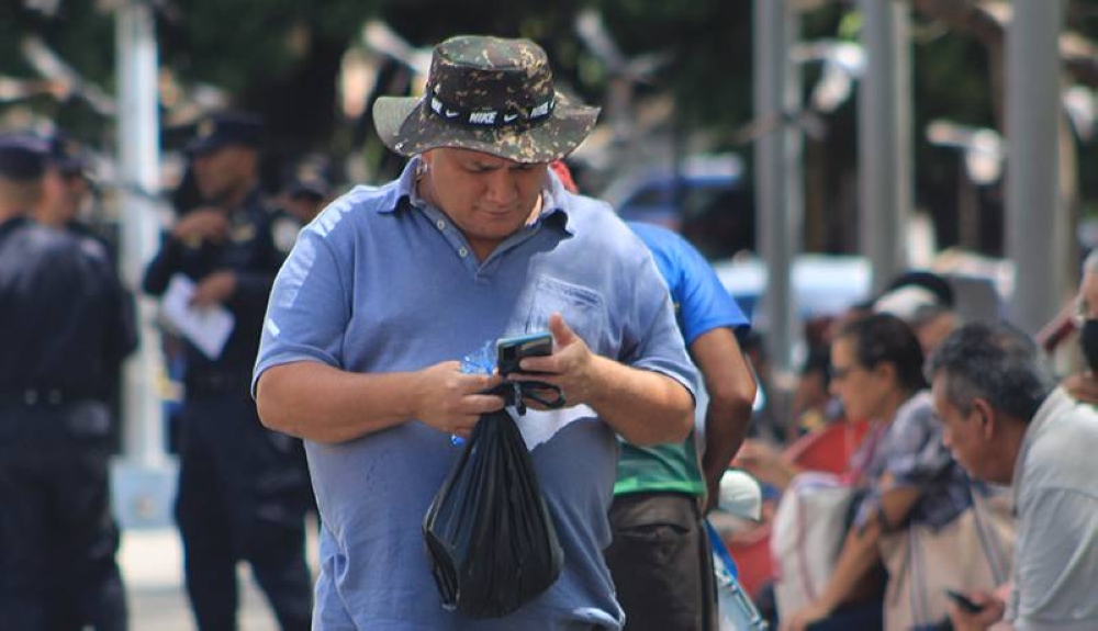 Ocho de cada 10 salvadoreños tienen internet, principalmente a través de teléfonos inteligentes. /DEM,image_description: