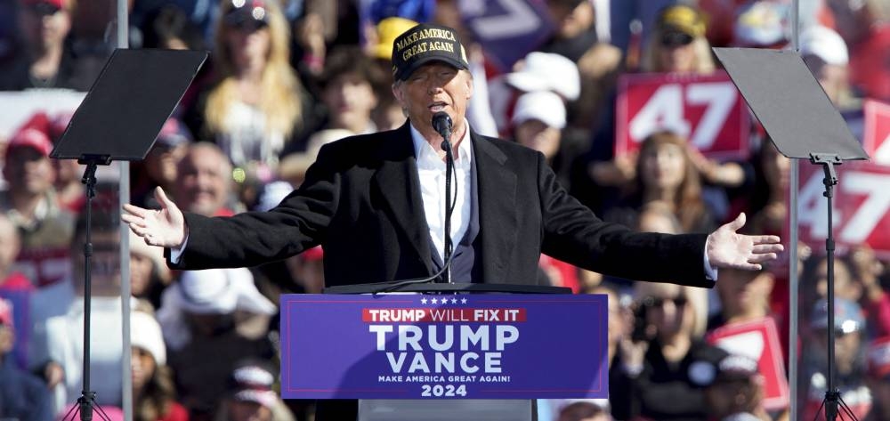 El ex presidente de Estados Unidos y candidato presidencial republicano Donald Trump habla en un mitin de campaña en CSI Aviation, Inc. en Albuquerque, Nuevo México, el 31 de octubre de 2024. Foto de Steven St. John / AFP,image_description: