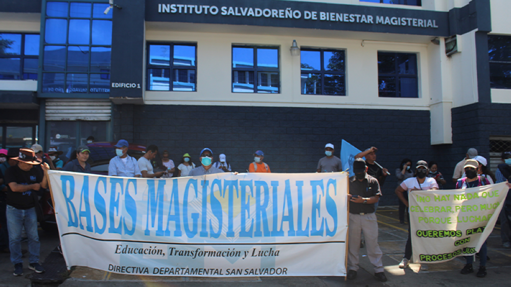 Miembros de Bases Magisteriales en una protesta. / DEM.,image_description: