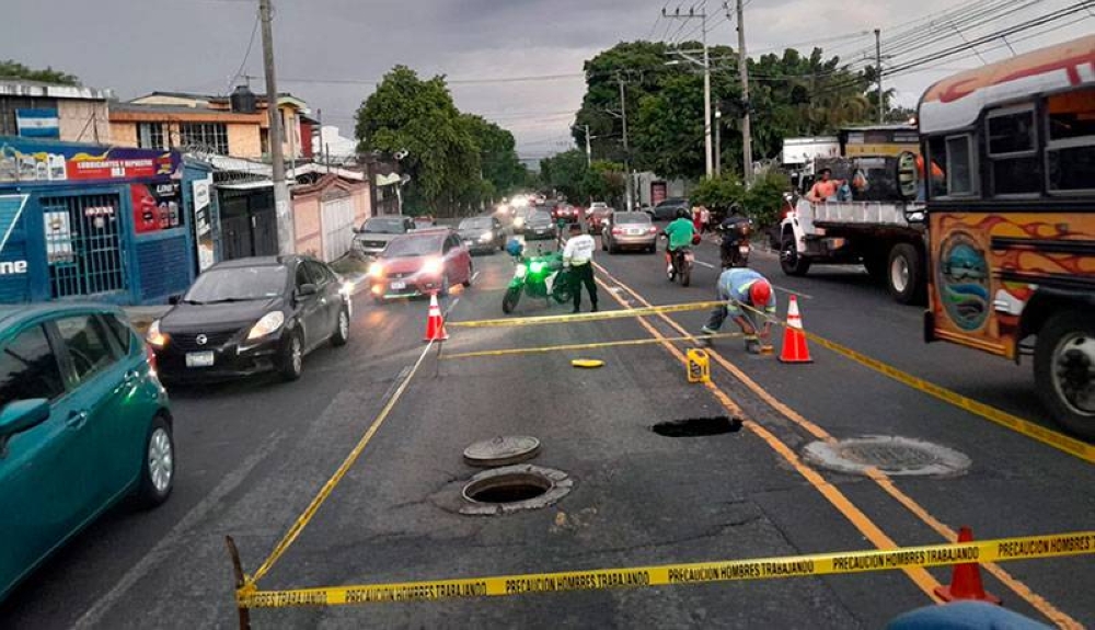 En horas de la tarde el Fovial inspeccionó la zona donde se formó la cárcava. / Fovial,image_description: