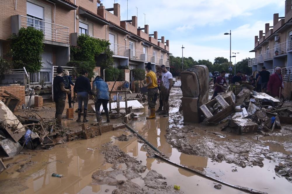 Muchas carreteras seguían cortadas, algunas por la acumulación de vehículos arrastrados por el agua, cubiertos de barro y de escombros. El tren de alta velocidad entre Madrid y Valencia permanecerá paralizado unas tres semanas más, según el Ministerio de Transportes./ AFPn,image_description: