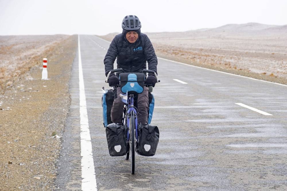 El salvadoreño José Chepe Ruiz, originario de Garita Palmera, Ahuachapán, realiza un viaje por el mundo en bicicleta. Va por Mongolia. / Cortesía de Marica van der Meer y Chepe Ruiz.,image_description: