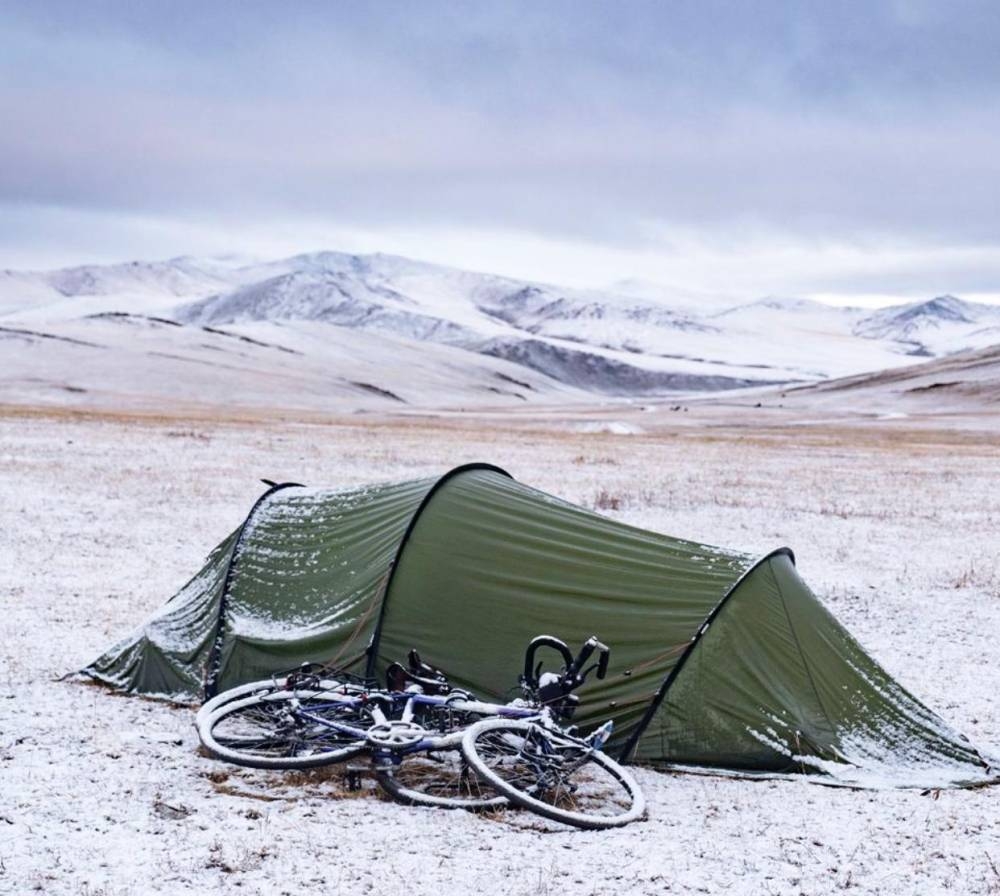 En su camino hacia la capital de Mongolia, los ciclistas buscaban dónde proteger su tienda de campaña del viento. / Cortesía de Marica van der Meer y Chepe Ruiz.