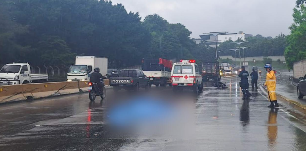 La PNC reportó a un motociclista fallecido en el bulevar Monseñor Romero/ Foto cortesía.,image_description: