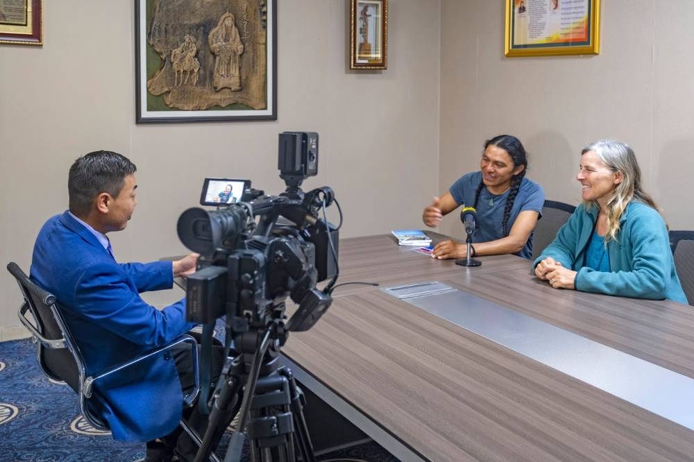 Ambos ciclistas salvadoreño y holandesa son entrevistados por un canal de televisión. / Cortesía de Marica van der Meer y Chepe Ruiz.