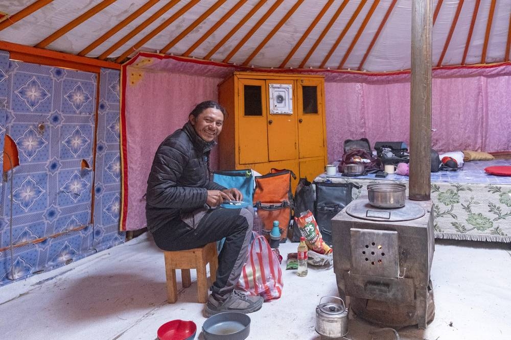 El salvadoreño destacó la hospitalidad de las familias mongolas que visitó en su viaje por el mundo en bicicleta. / Cortesía de Marica van der Meer y Chepe Ruiz.