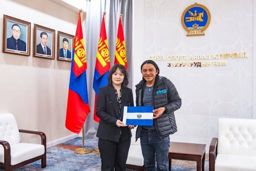 La ministra de cultura de Mongolia y el salvadoreño José Gabriel Ruiz en Ulán Bator, capital de Mongolia. / Cortesía de Marica van der Meer y Chepe Ruiz.,image_description: