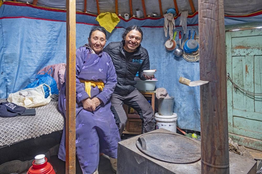 Al ingresar a Mongolia son recibidos por familias que habitan las 