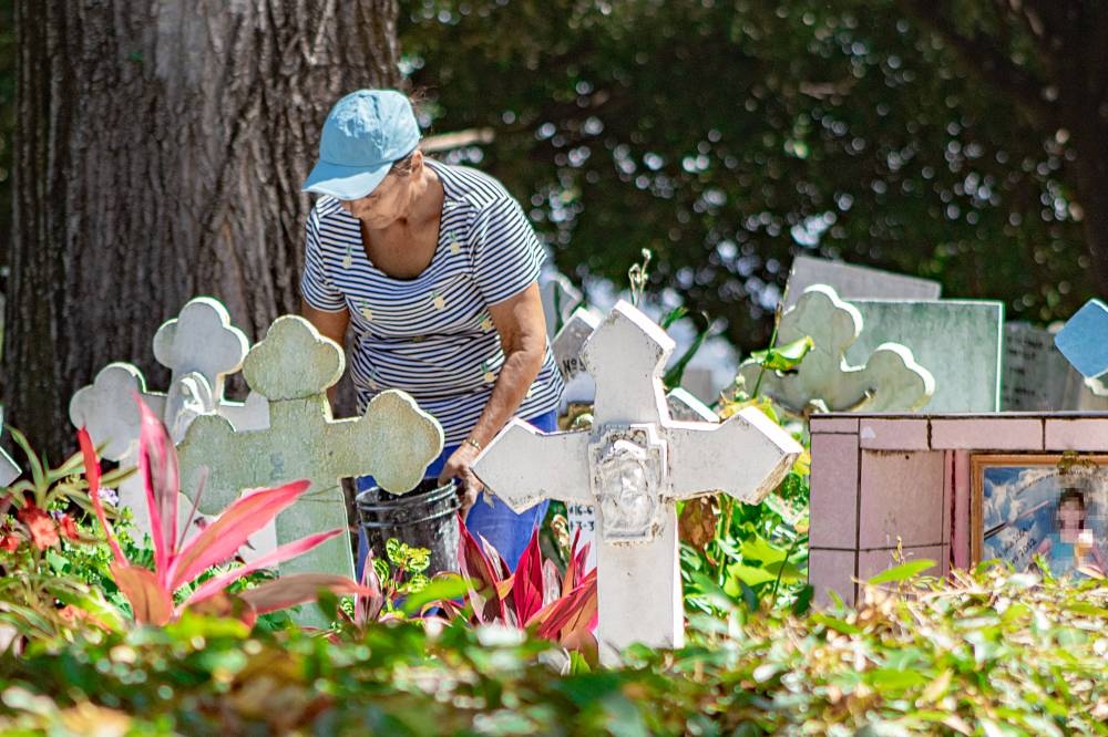 Días antes al 2 de noviembre, los salvadoreños buscan limpiar y pintar las tumbas de sus familiares. / Alexander Montes. ,image_description: