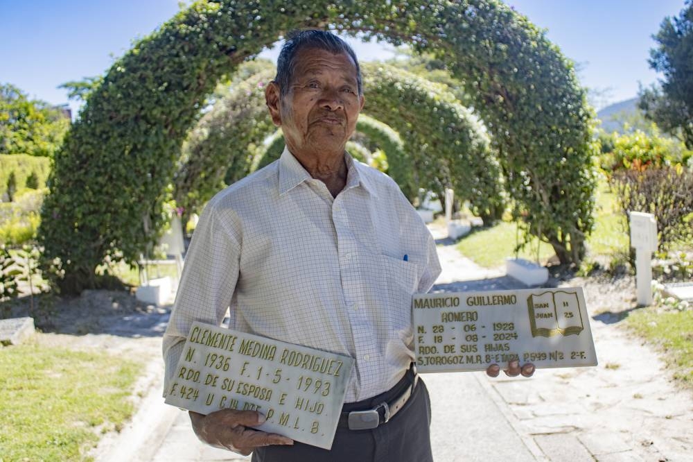 Don Emilio Olmedo ha dedicado 60 décadas de su vida a vender placas de cerámica para las tumbas. Alexander Montes. 