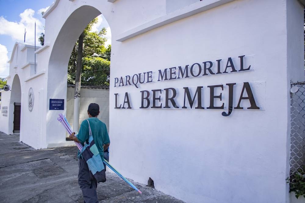 La afluencia ha empezado a crecer desde ayer en los cementerios capitalinos para decorar las tumbas de sus seres fallecidos./Alexander Montes/DEM,image_description: