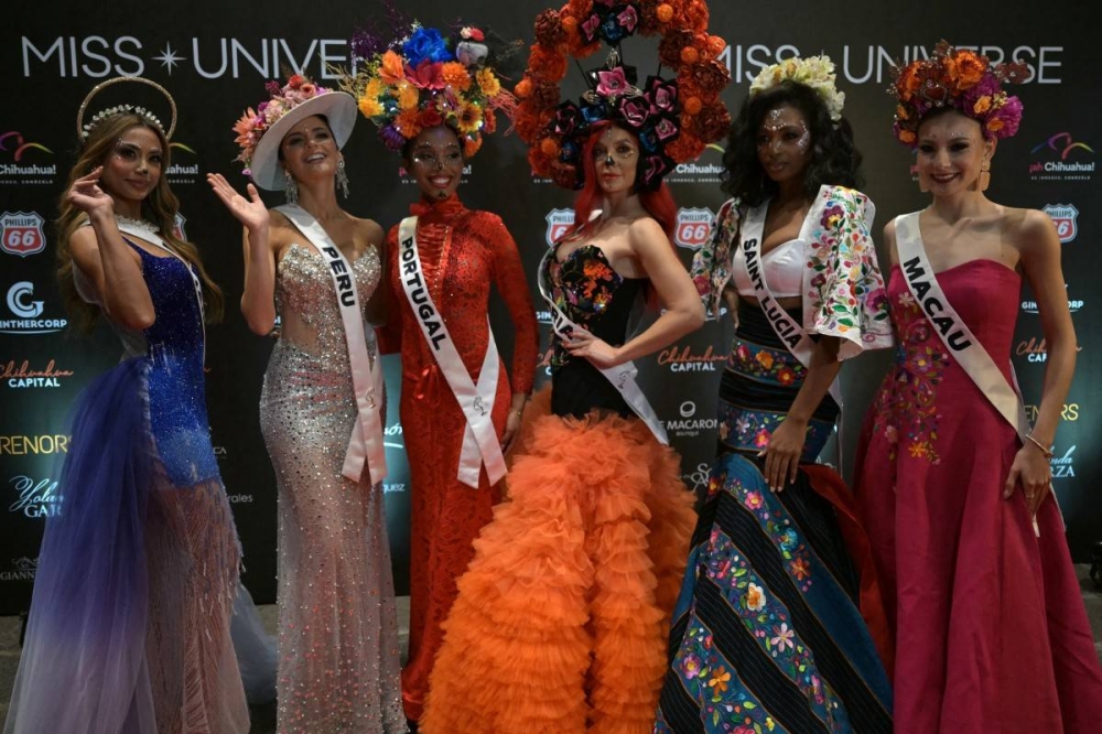 Participantes en la afombra roja de la Gala de las Catrinas en la Ciudad de México. Photo by YURI CORTEZ / AFP