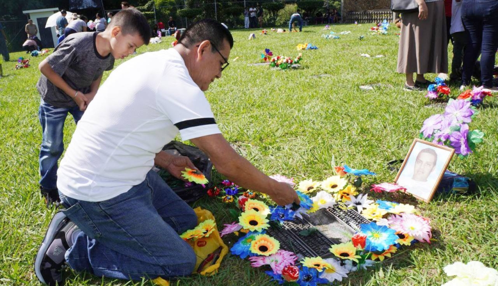 Esteban Ordoñez dijo que este día es una tradición para él y su familia en el que recuerdan a su esposa e hijo. /Francisco Vallen,image_description: