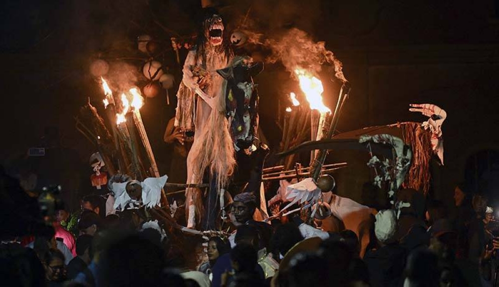 Los participantes marchan bajo una intensa lluvia durante el tradicional desfile de 