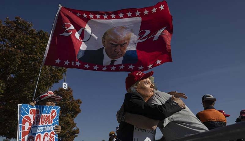 Los partidarios esperan en fila para ingresar a un mitin de campaña del expresidente estadounidense y candidato presidencial republicano Donald Trump en el First Horizon Coliseum en Greensboro, Carolina del Norte. /AFP,image_description: