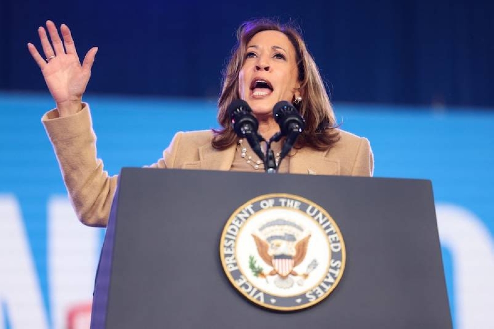 La vicepresidenta estadounidense y candidata presidencial demócrata, Kamala Harris, habla durante un mitin de campaña en Charlotte, Carolina del Norte, el 2 de noviembre de 2024./AFP,image_description: