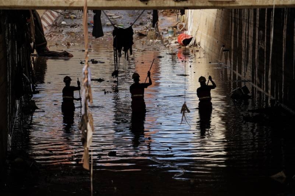 Bomberos españoles buscan cadáveres entre los escombros el 2 de noviembre de 2024, tras las mortíferas inundaciones en la ciudad de Alfafar, en la región de Valencia, sureste de España./AFP