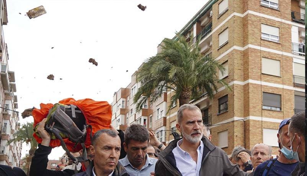 El rey Felipe VI de España es abucheado por residentes enfadados que le arrojan barro y objetos durante su visita a Paiporta, en la región de Valencia, este de España. /AFP,image_description: