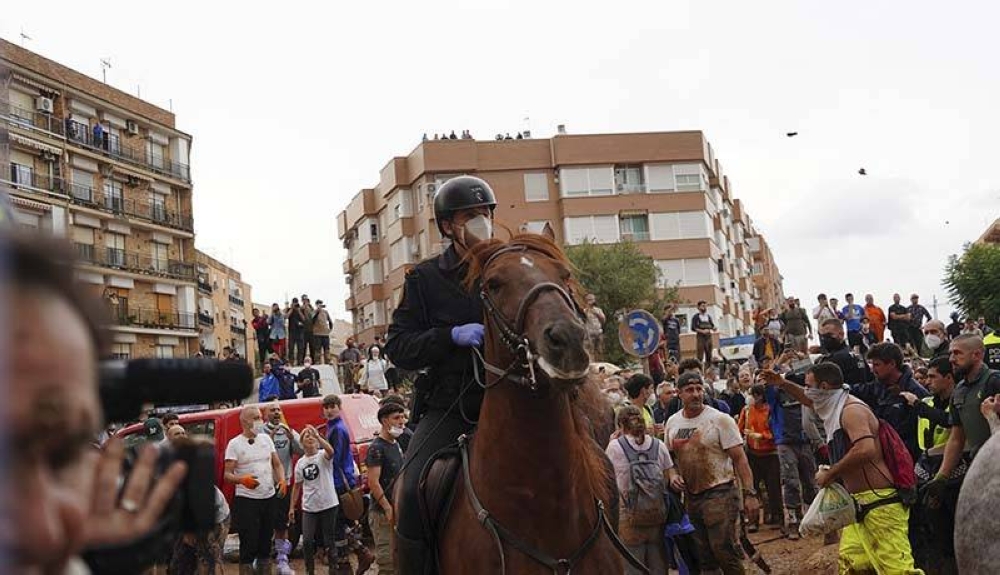 Un guardia civil monta a caballo mientras los vecinos de Paiporta protestan y arrojan barro y objetos durante la visita del rey Felipe VI. /AFP