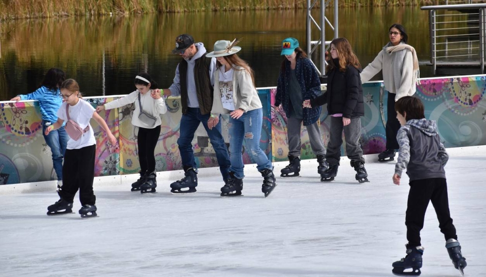 Los salvadoreños podrán patinar sobre hielo real junto a la mascota de la pista: un cubo de hielo llamado Icey.,image_description: