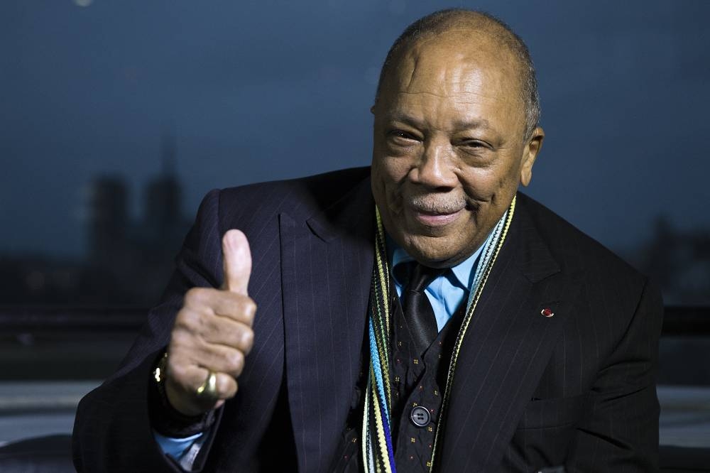 El músico y productor estadounidense Quincy Jones posa después de ser galardonado con el título de Gran Comendador de la Orden de las Artes y las Letras el 6 de octubre de 2014 en el Institut du Monde Arabe Instituto del Mundo Árabe en París. AFP,image_description: