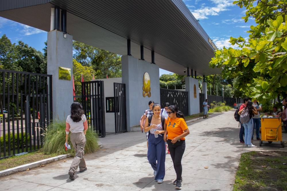 Estudiantes caminan por la Universidad de El Salvador, la única universidad pública de El Salvador./ Alexander Montes,image_description: