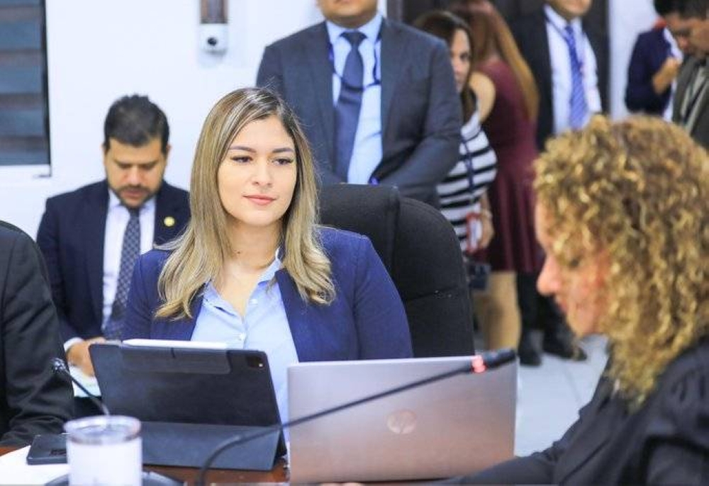 Margareth Meza, de Cancillería, junto a la presidenta de la Comisión de Salvadoreños en el Exterior, Legislación y Gobierno. / AsambleaSV.,image_description: