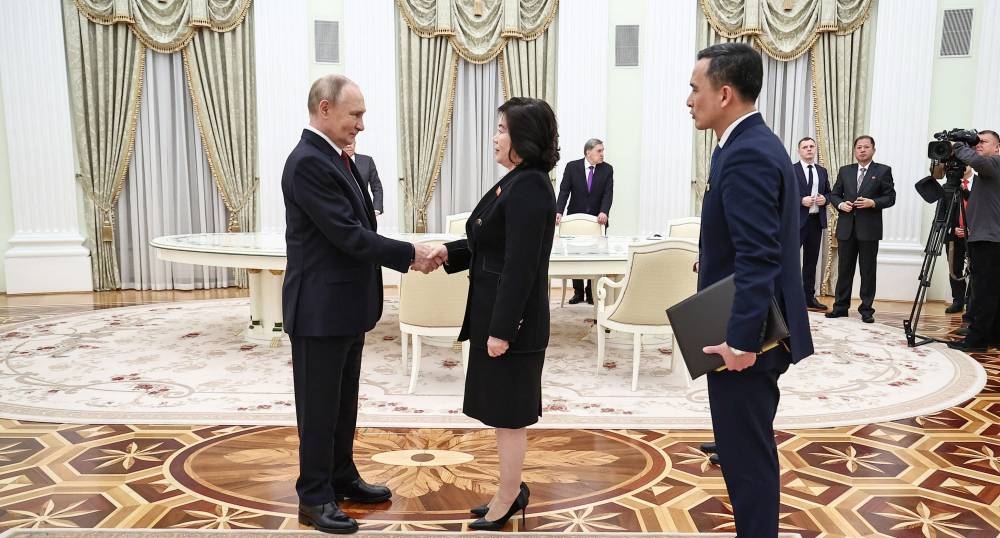 En esta fotografía compartida por la agencia estatal rusa Sputnik, el presidente ruso Vladimir Putin izq. saluda al ministro de Asuntos Exteriores de Corea del Norte, Choe Son Hui, antes de sus conversaciones en Moscú el 4 de noviembre de 2024/ Foto por Mikhail Teresechenko AFP.,image_description: